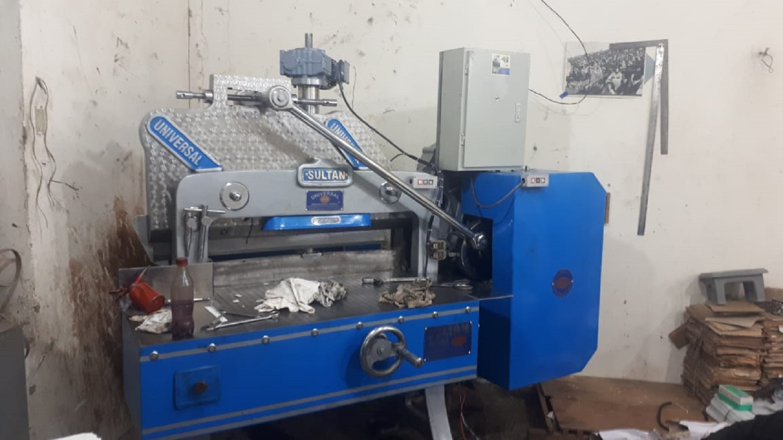 Industrial paper cutting machine picture